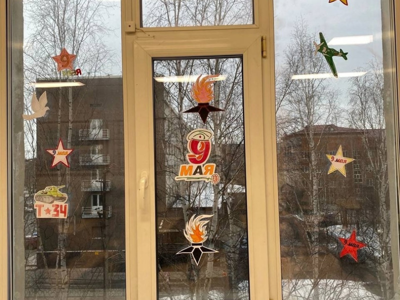 Окна Победы: школа расцветает символами памяти.